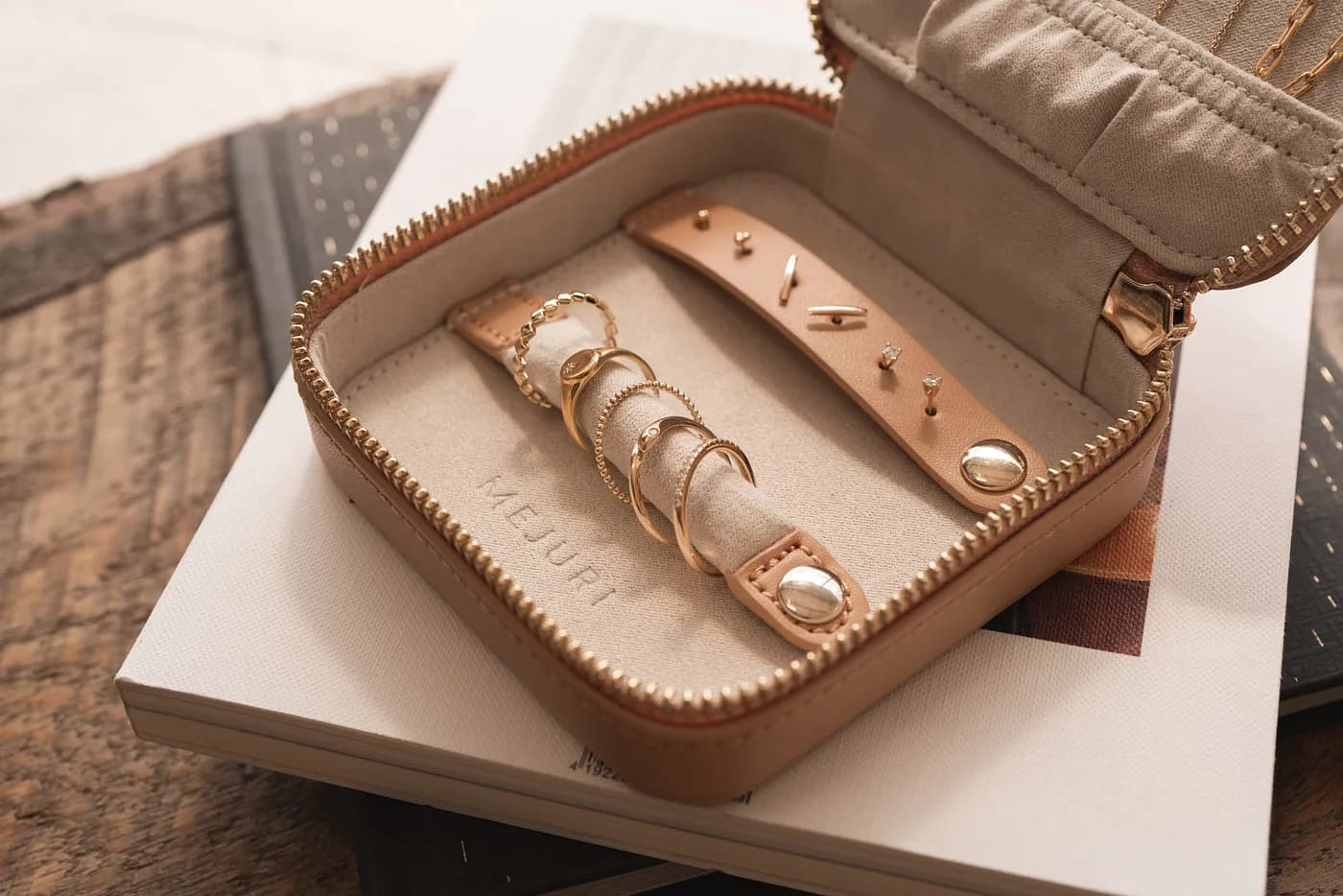 mejuri jewelery image